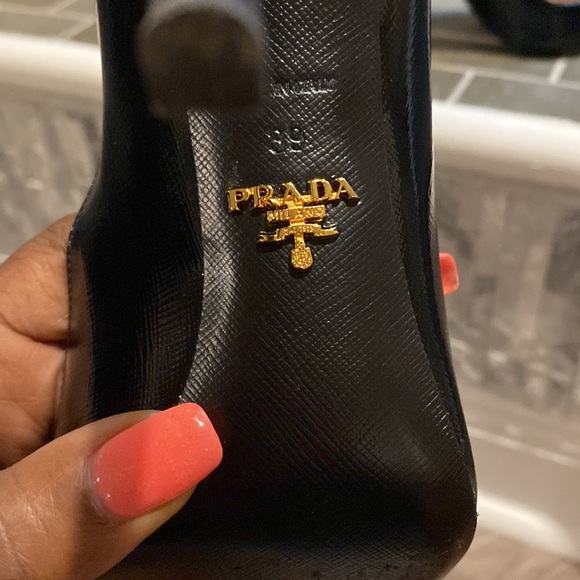 Beautiful like new textured patent leather Prada Pumps worn only a few times - Picture 8 of 8